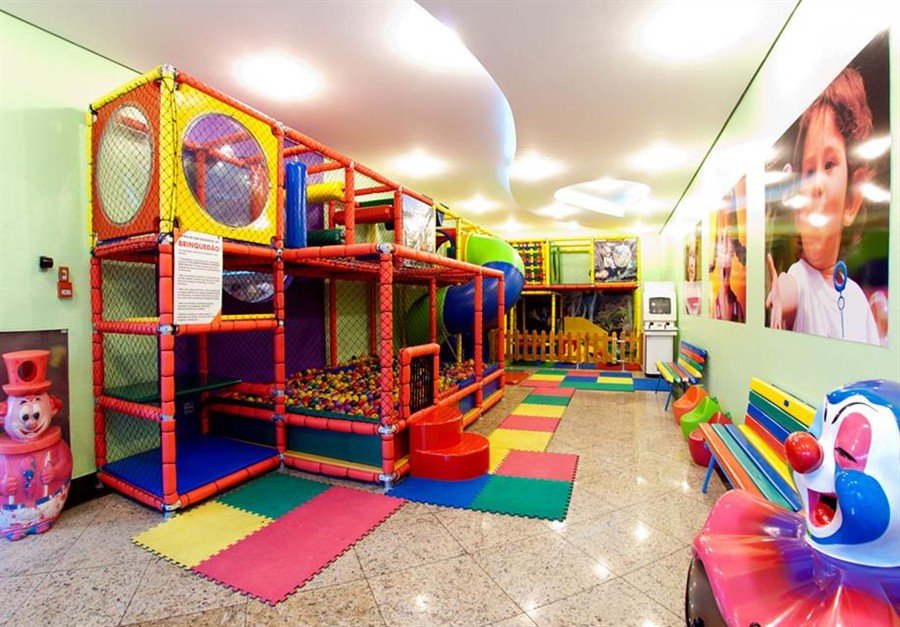 Brinquedão colorido com piscina de bolinhas em salão de festas